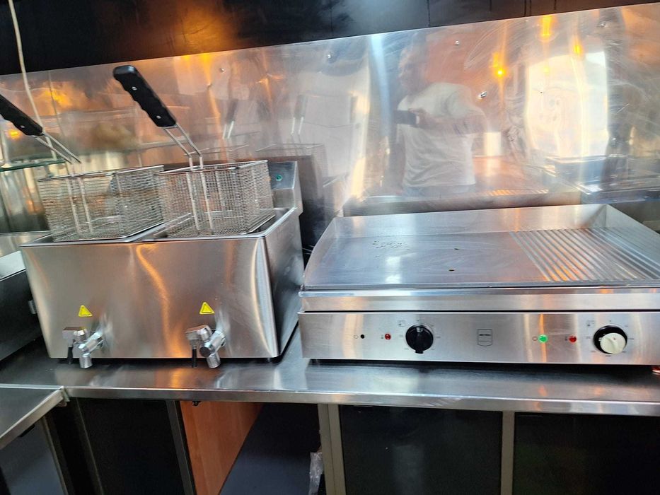 Rulotă fast food complet echipată.