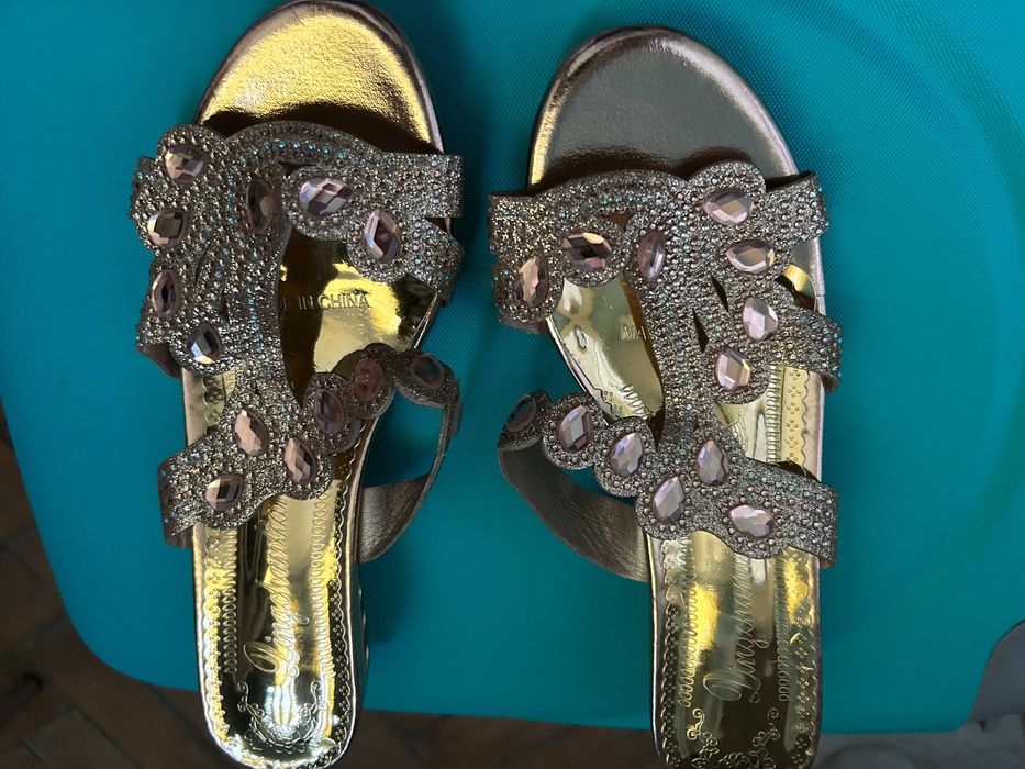 Лачени чехли - златисти с камъни