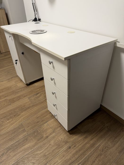 Masa manichiura cu aspirator incorporat