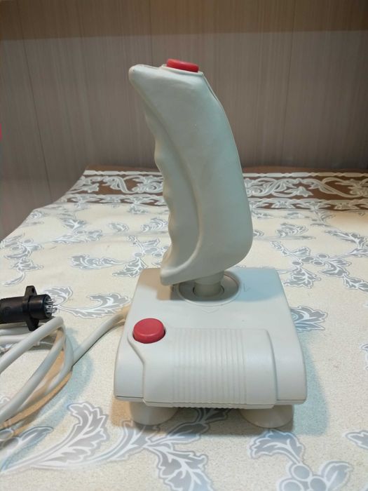 Джойстик от старой игровой приставки.