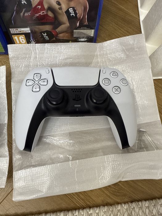 PS5 новый,+ два джостика и два диск