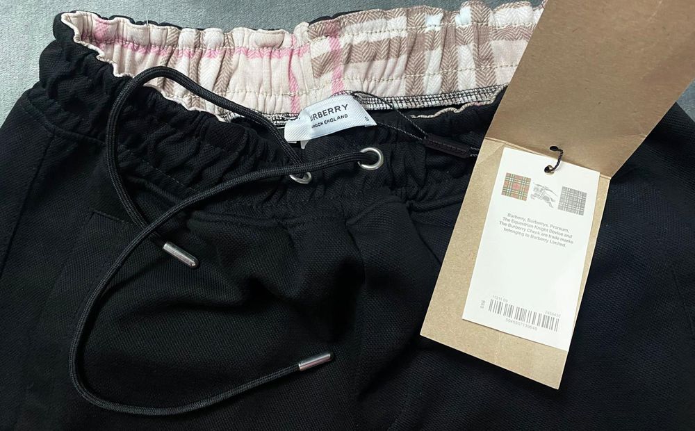 Vând pantalon scurt nou de bărbați Burberry