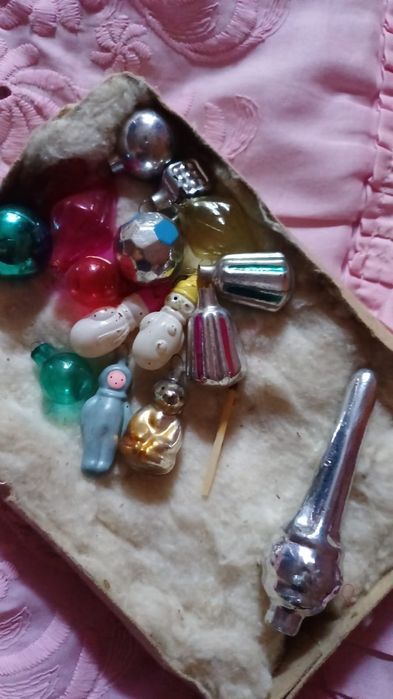 Елочные игрушки, кофейный набор и др.