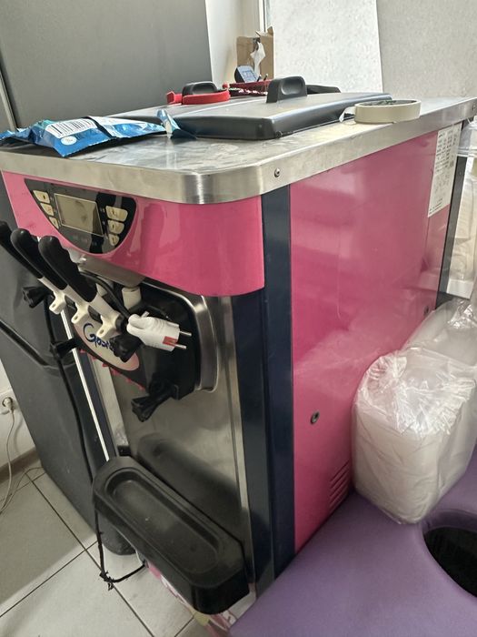 Мароженный аппарат в идеальном состояни