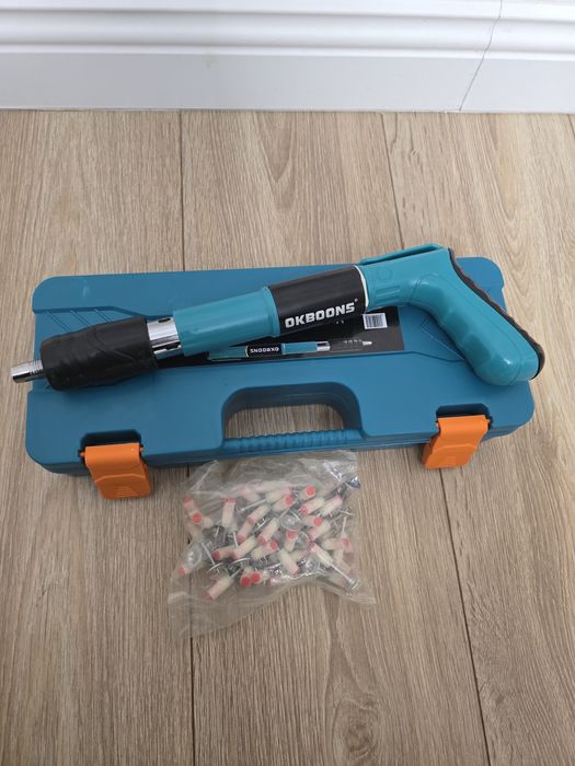 Pistol manual pentru fixarea cuielor + 50 cuie