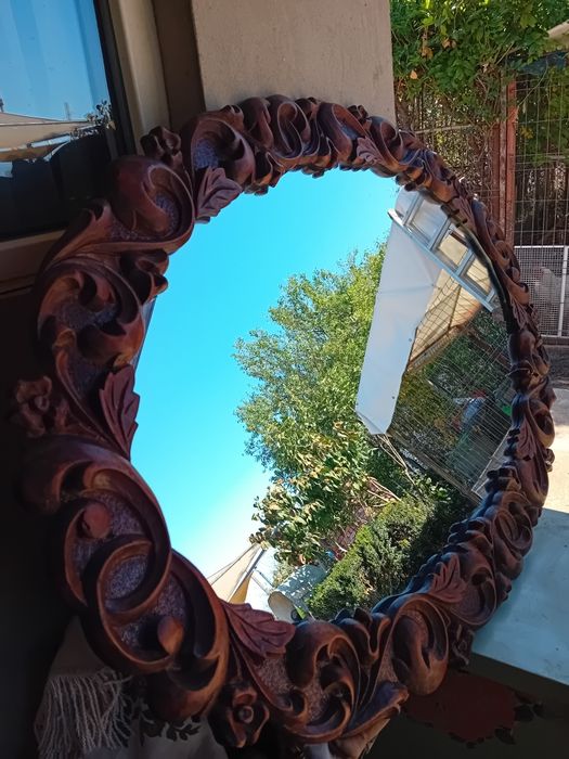 Oglinda cu ramă sculptată în lemn