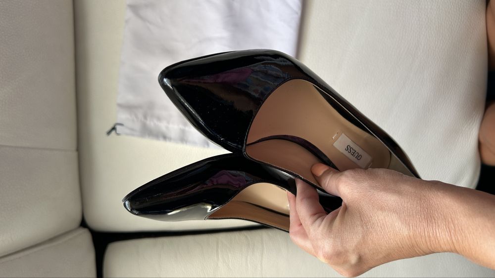 Елегантни обувки Guess