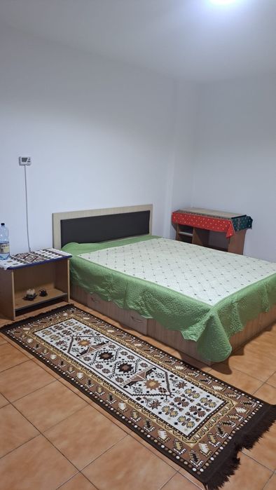 Închiriez garsoniera 40 mp la curte.