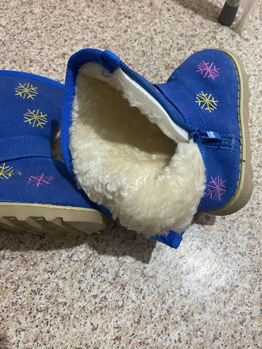 Угги  детские  продам .
