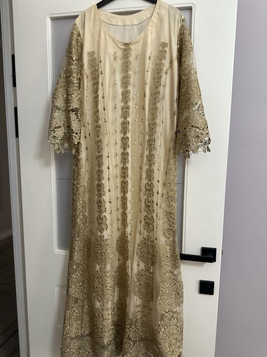 Платье нарядное в хорошем состояние