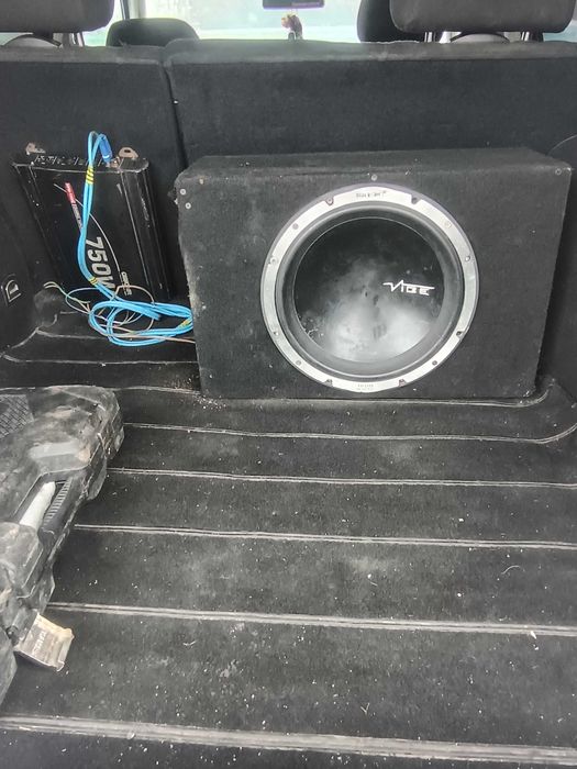 Vând stație cu tub de bass auto