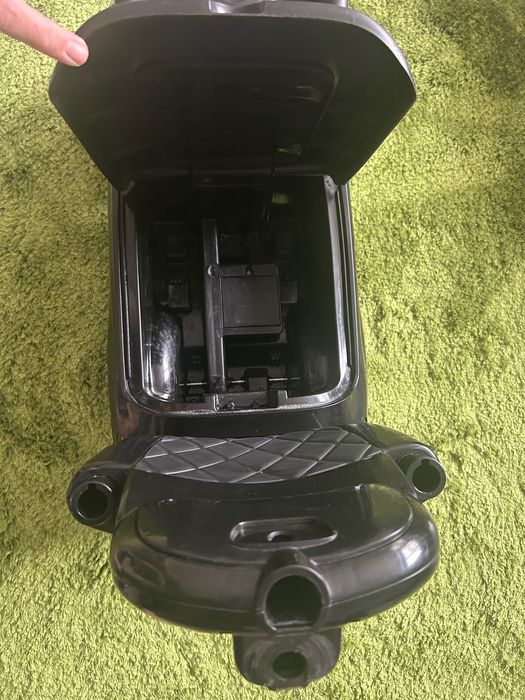 Черна кола за бутане с родителски контрол