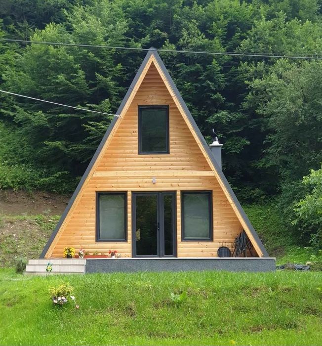 Vand căsuțe A-frame din lemn sau metal.