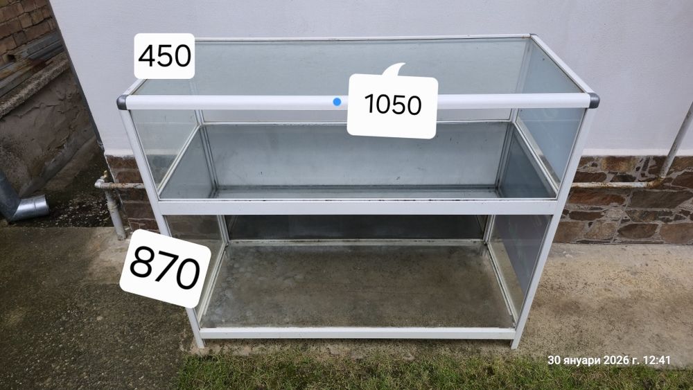Стъклена витрина .