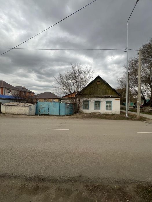 Сдам на долгиц срок Дом  8 мкр.