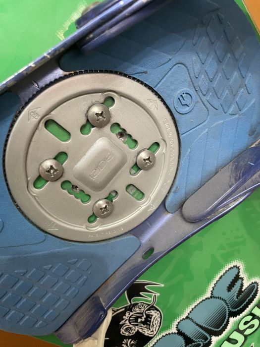 Сноуборд продам с креплениями