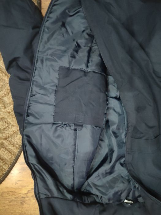 Тъмносиньо  полицейско  яке