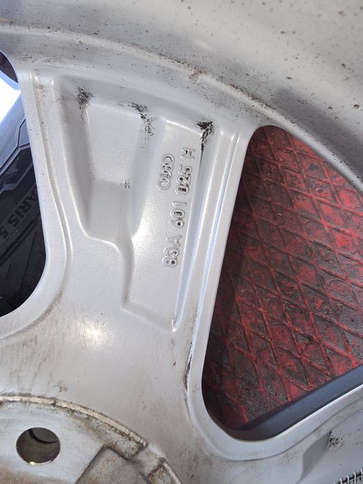 Jante Audi 18" cu anvelope Barum  235/55/18 iarna