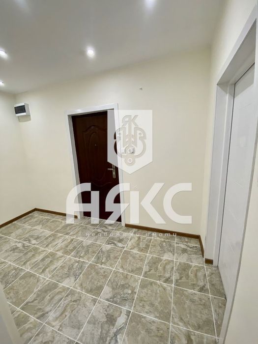 Двустаен апартамент в кв. Обеля 2