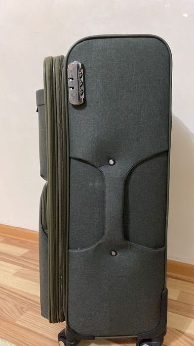 Продам новый чемодан