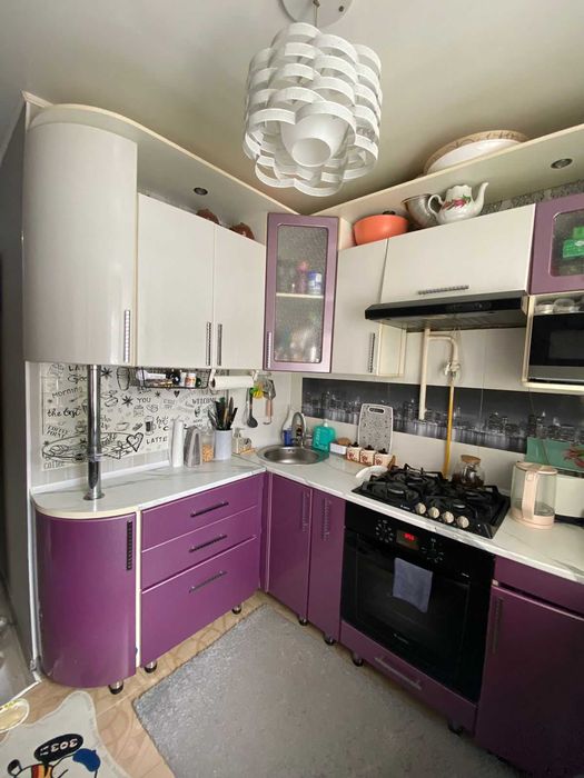 Кухонный гарнитур со столом и стульями