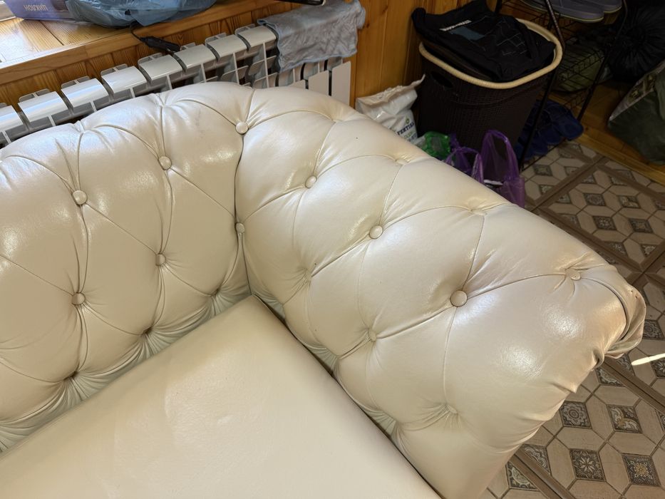 Диван белый отличный