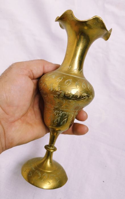 Vază vintage din bronz, 19cm, din Marea Britanie, din anii 1970, de colectie.