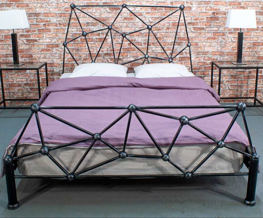Кровать из металла.