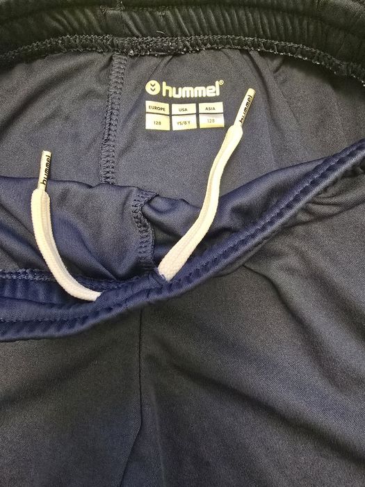 Set tricou si pantaloni scurți hummel, marimea 128 cm
