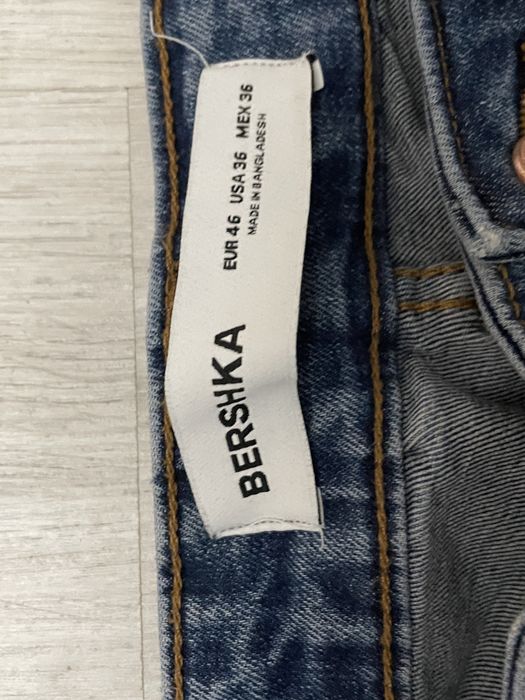 !! Blugi Bershka cu rupturi moderne !!