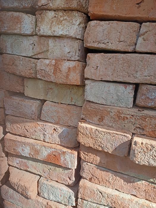 Vînd caramida foarte buna