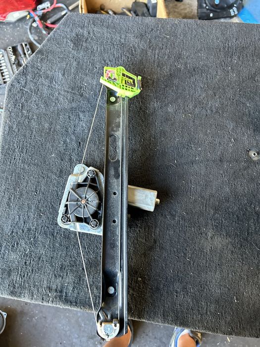 Заден ляв механизъм стъкло БМВ Е90 Е91 BMW E90 E91 mehanizum stuklo