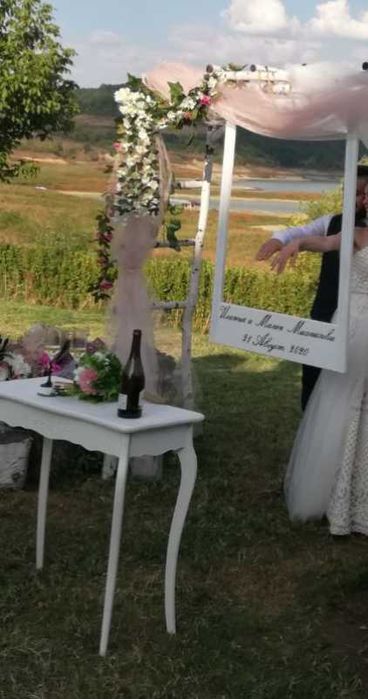 Сватбена декорация- букет за кола рамка за снимки и разпределение маси