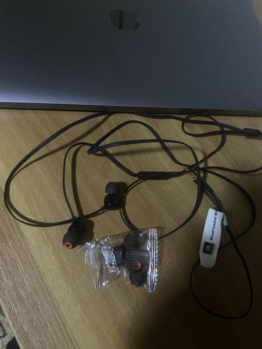 Casti cu fir JBL ( aproape noi )