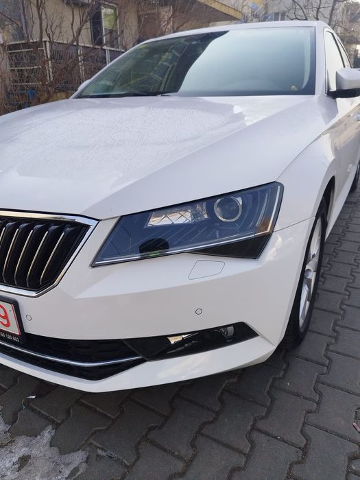 Far stânga Skoda Superb 3
