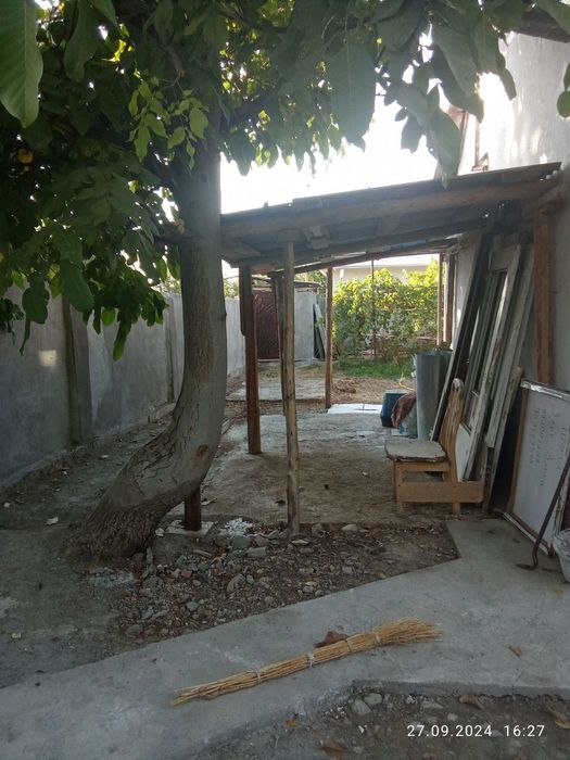 Uy srochna sotiladi 3 sotiq 3xona