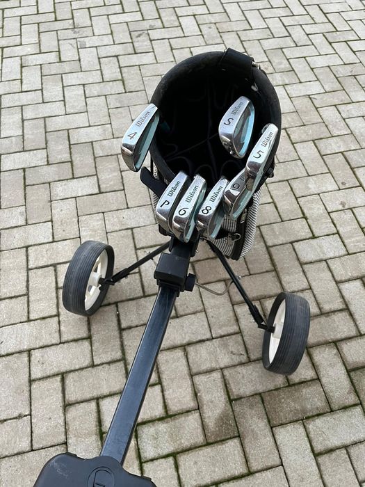 Vând crose golf de wilson cu geanta si pantofi speciali