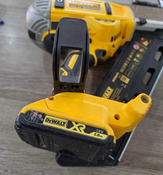 Акумулаторен такер за пирони DeWALT DCN692