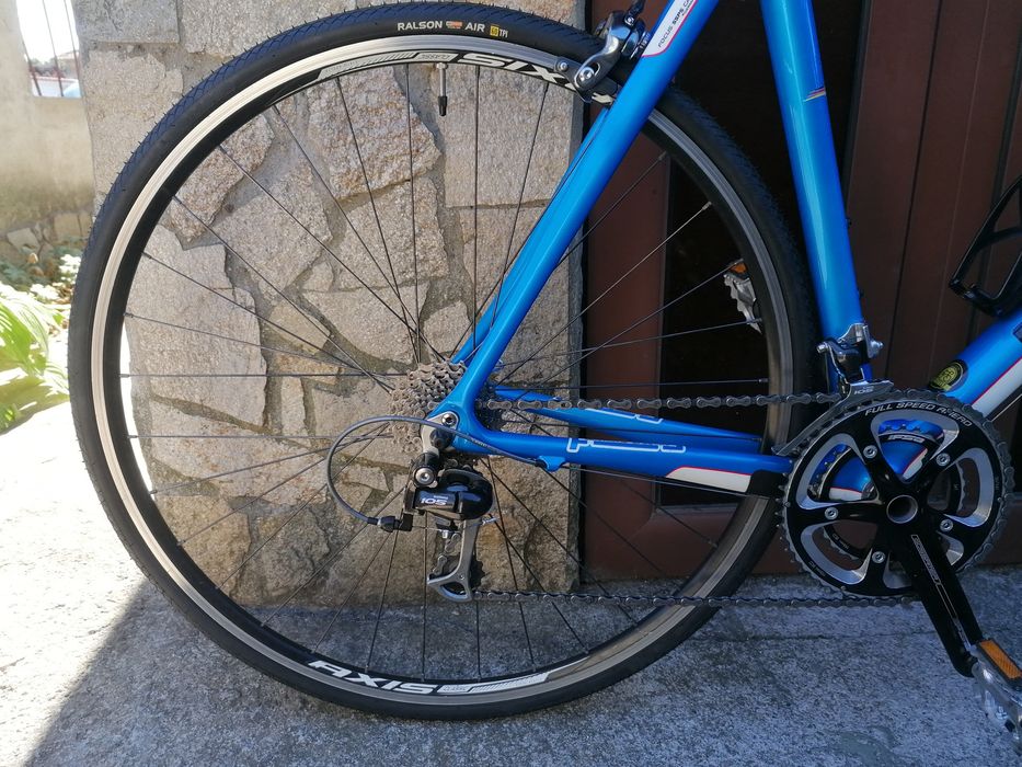 Шосеен FOCUS Carbon, 2*10 Shimano 105