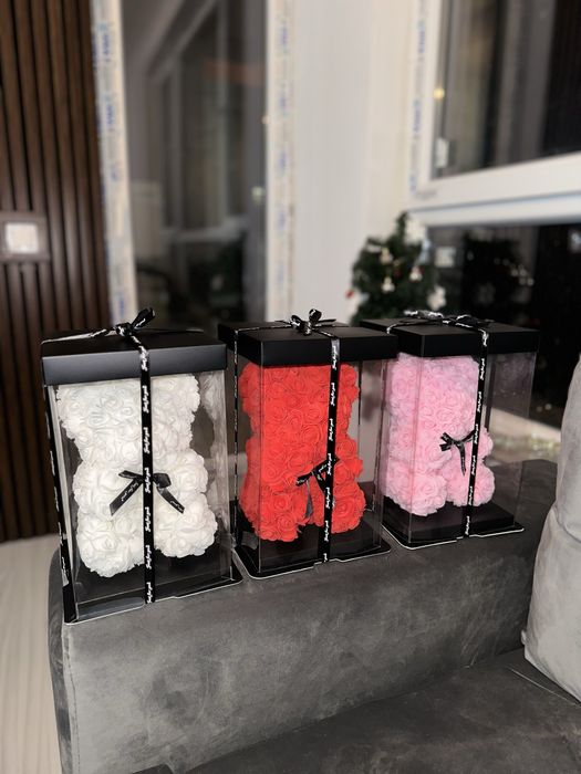 Подаръчно мече с вечни рози и елегантна панделка - идеално за празници