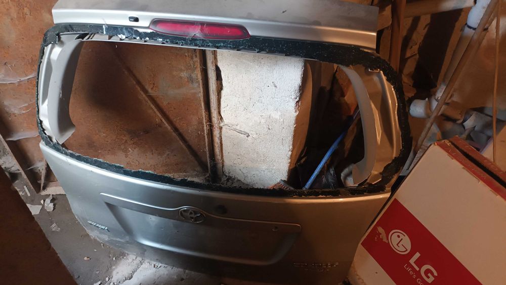 Задна врата за Toyota Corolla Verso 2003г. без стъкло, златиста