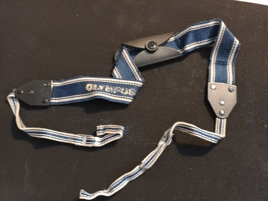 Olympus OM‑10 + 3 obiective + flash + geantă + accesorii – funcțional