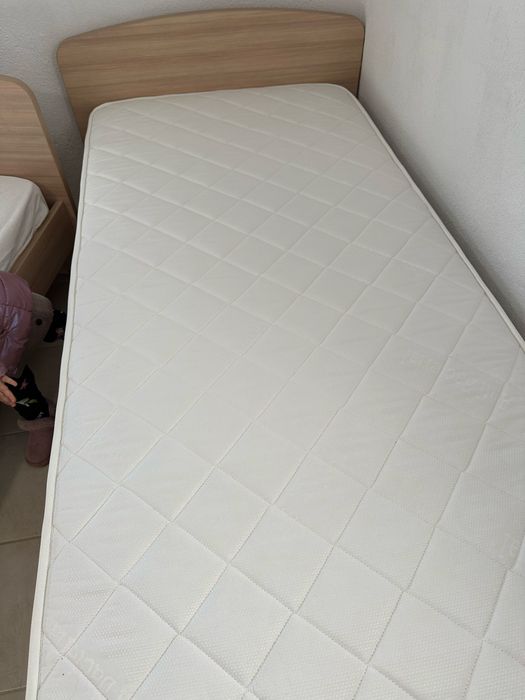 Две единични легла