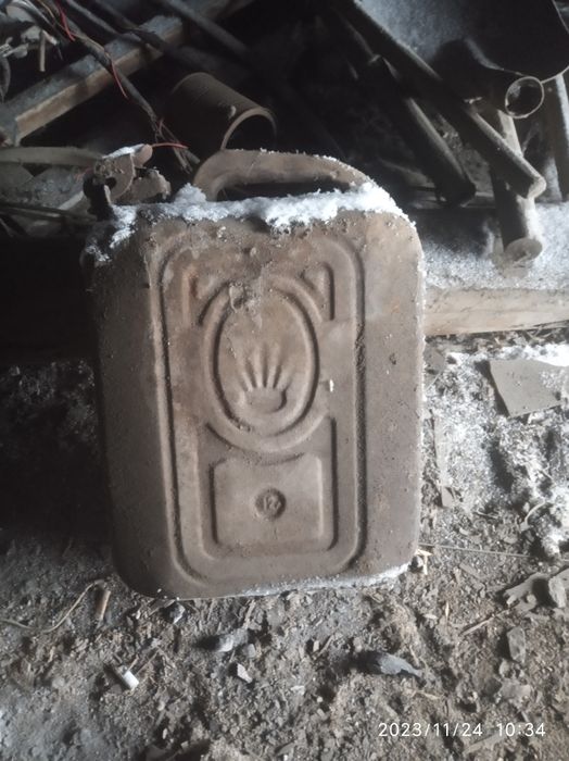 Продам недорого канистру формы дверцу