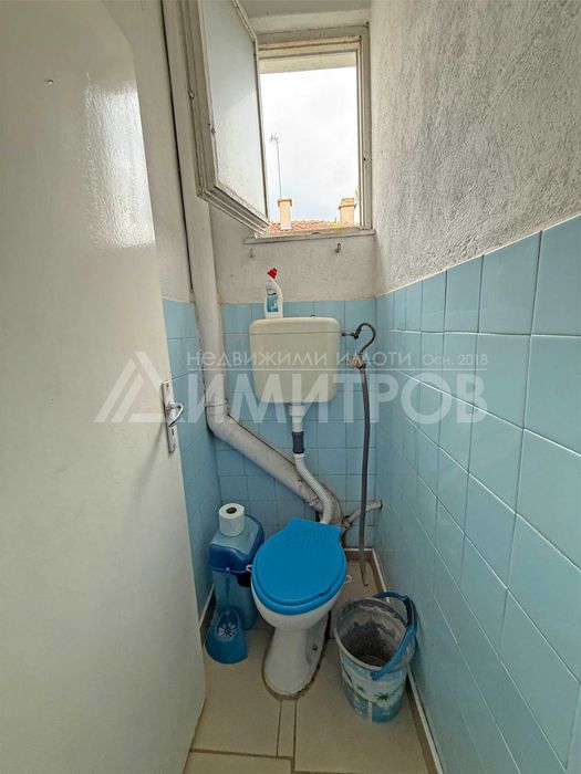 ПРОДАВА втори етаж от ДВУЕТАЖНА къща с два ГАРАЖА и КЛАДЕНЕЦ в гр. Нови пазар.