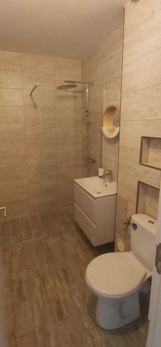 Inchiriez apartament 2 camere cu loc de parcare Piața București.