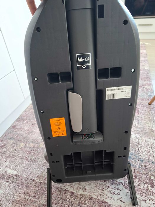 Столче за кола Cybex Aton B2 с основа Isofix в много добре състояние
