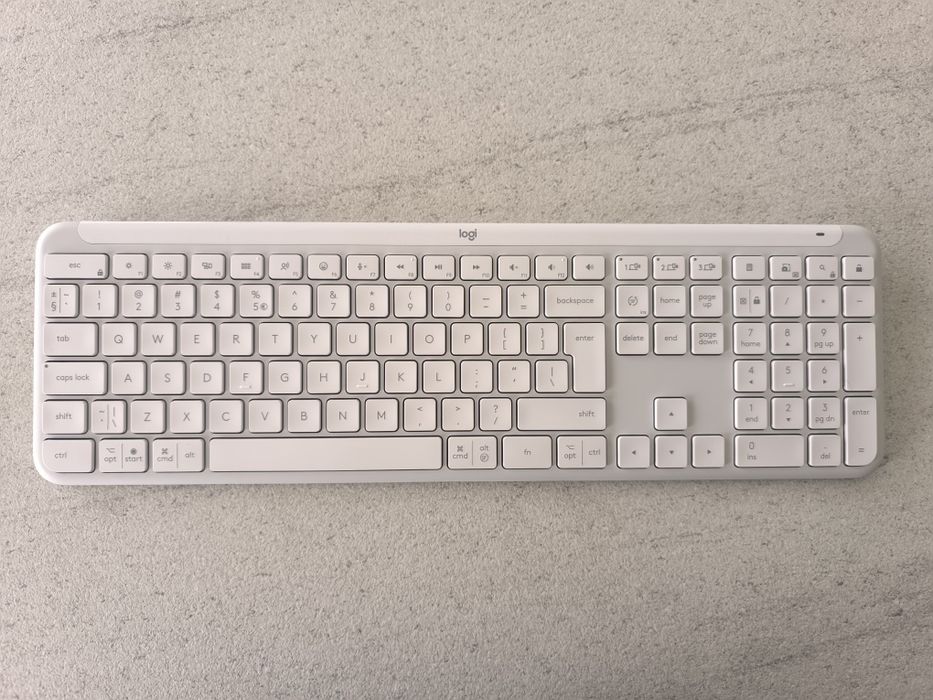 Клавиатура и мишка-комплект Logitech MK 950 Slim Combo WHITE НОВИ-2г.