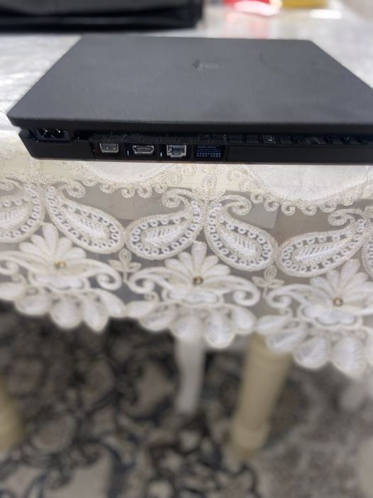PlayStation 4.  1 tb 11 oyini bor zor sastayanada plombalari olinmagan