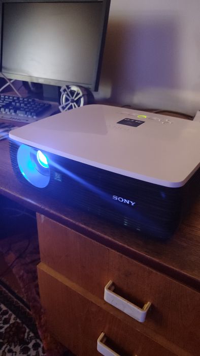 Proektor SONY sotiladi